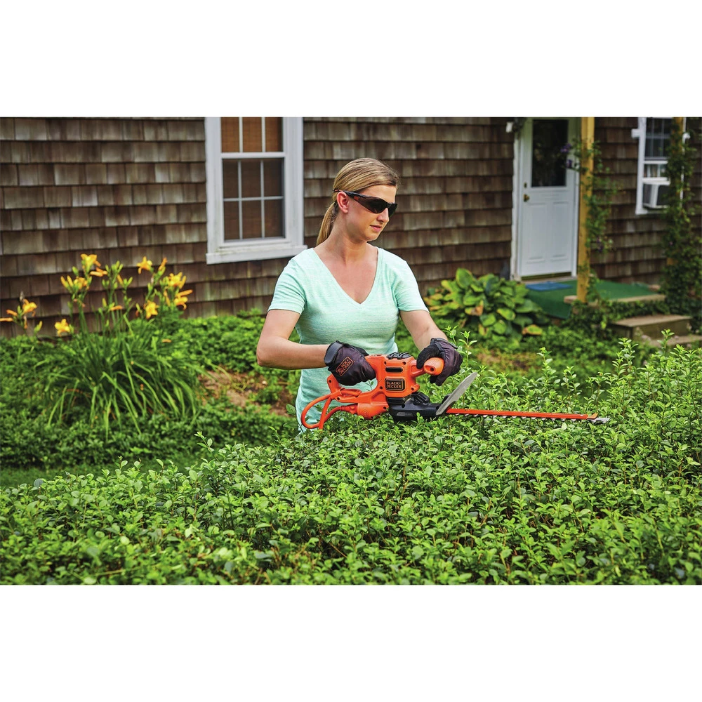 Black & Decker BEHTS125 SAWBLADE 120V 3 Amp Brushed 16 In. Corded Hedge Trimmer 7 Black & Decker BEHTS125 SAWBLADE 120V 3 Amp Brushed 16 In. Corded Hedge Trimmer - Image 5