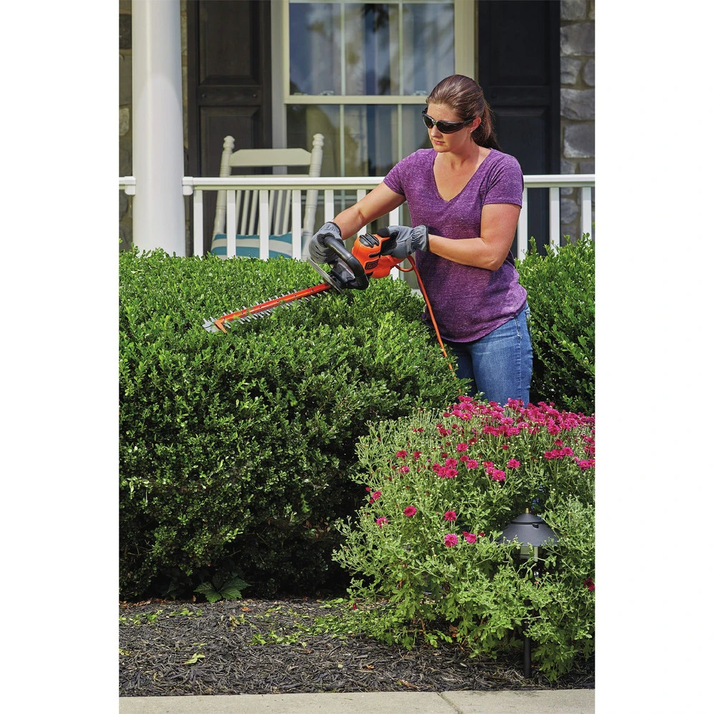 Black & Decker BEHTS300 SAWBLADE 120V 3.8 Amp Brushed 20 In. Corded Hedge Trimmer 7 Black & Decker BEHTS300 SAWBLADE 120V 3.8 Amp Brushed 20 In. Corded Hedge Trimmer - Image 5
