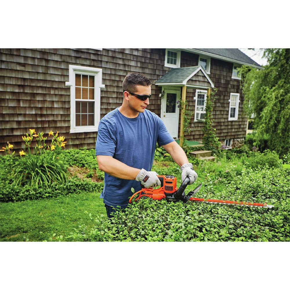 Black & Decker BEHTS300 SAWBLADE 120V 3.8 Amp Brushed 20 In. Corded Hedge Trimmer 10 Black & Decker BEHTS300 SAWBLADE 120V 3.8 Amp Brushed 20 In. Corded Hedge Trimmer - Image 8