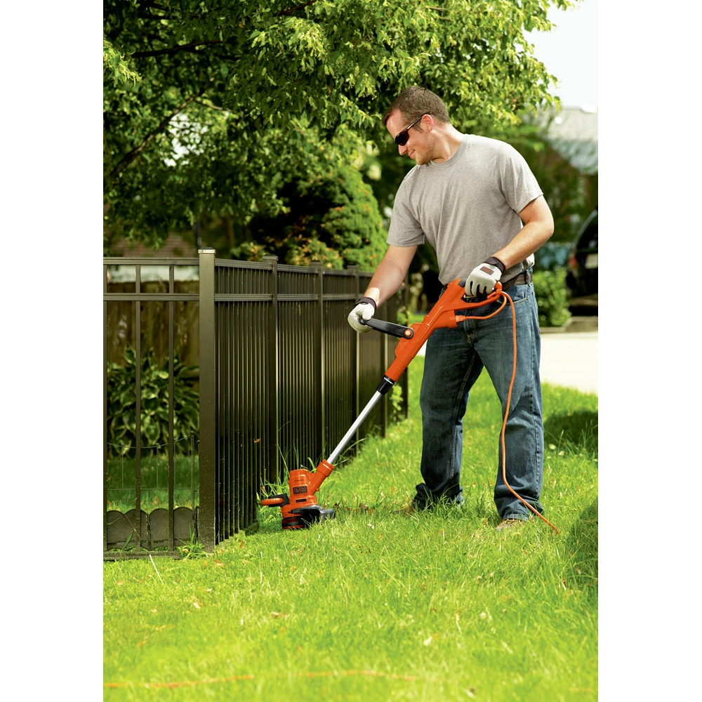 Black & Decker GH900 120V 6.5 Amp Brushed 14 In. Corded Trimmer/Edger 6 Black & Decker GH900 120V 6.5 Amp Brushed 14 In. Corded Trimmer/Edger - Image 4