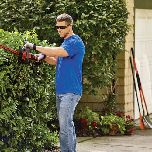 Black & Decker LHT321 20V MAX POWERCOMMAND Lithium-Ion 22 In. Cordless Hedge Trimmer Kit (1.5 Ah) 8 Black & Decker LHT321 20V MAX POWERCOMMAND Lithium-Ion 22 In. Cordless Hedge Trimmer Kit (1.5 Ah) - Image 6