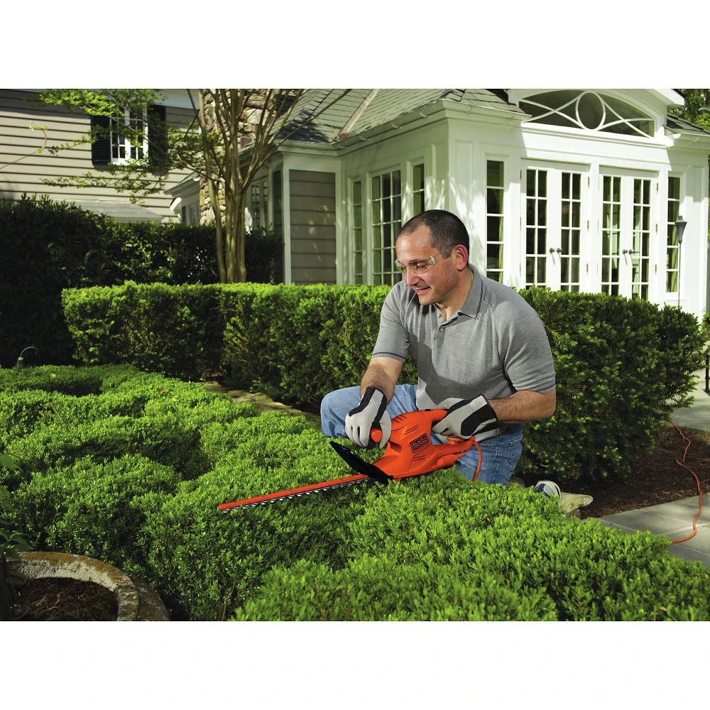 Black & Decker TR116 3 Amp Dual Action 16 In. Electric Hedge Trimmer 10 Black & Decker TR116 3 Amp Dual Action 16 In. Electric Hedge Trimmer - Image 8
